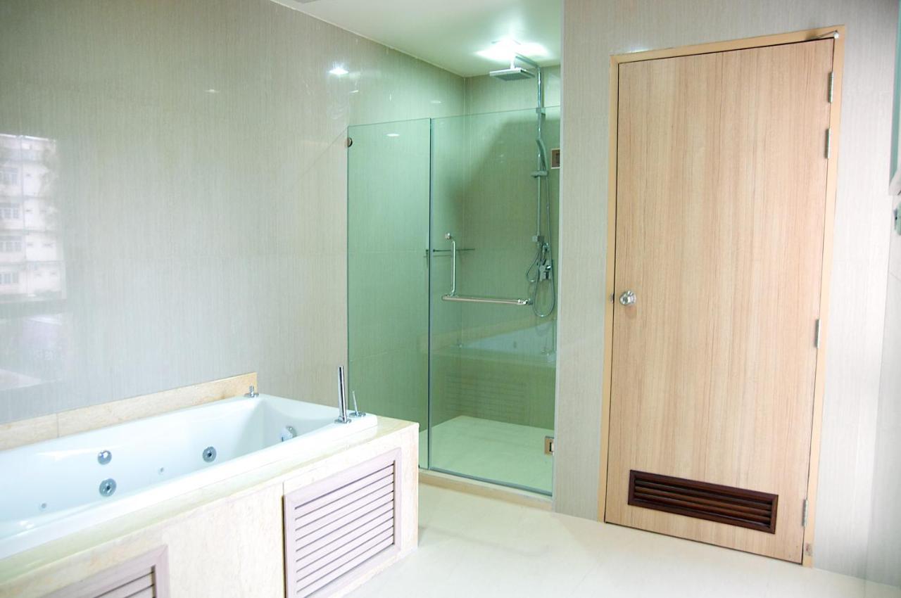 Jolly Suites&Spa Petkasem Haōhng Khēm Exteriör bild