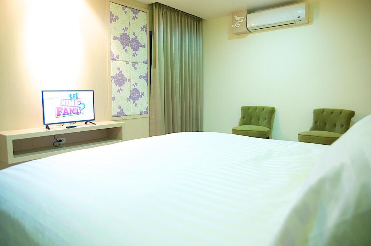 Jolly Suites&Spa Petkasem Haōhng Khēm Exteriör bild